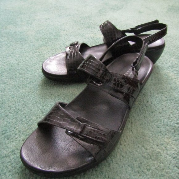 Stylish & Comfy Aravon Sandals - Picture 1 of 5